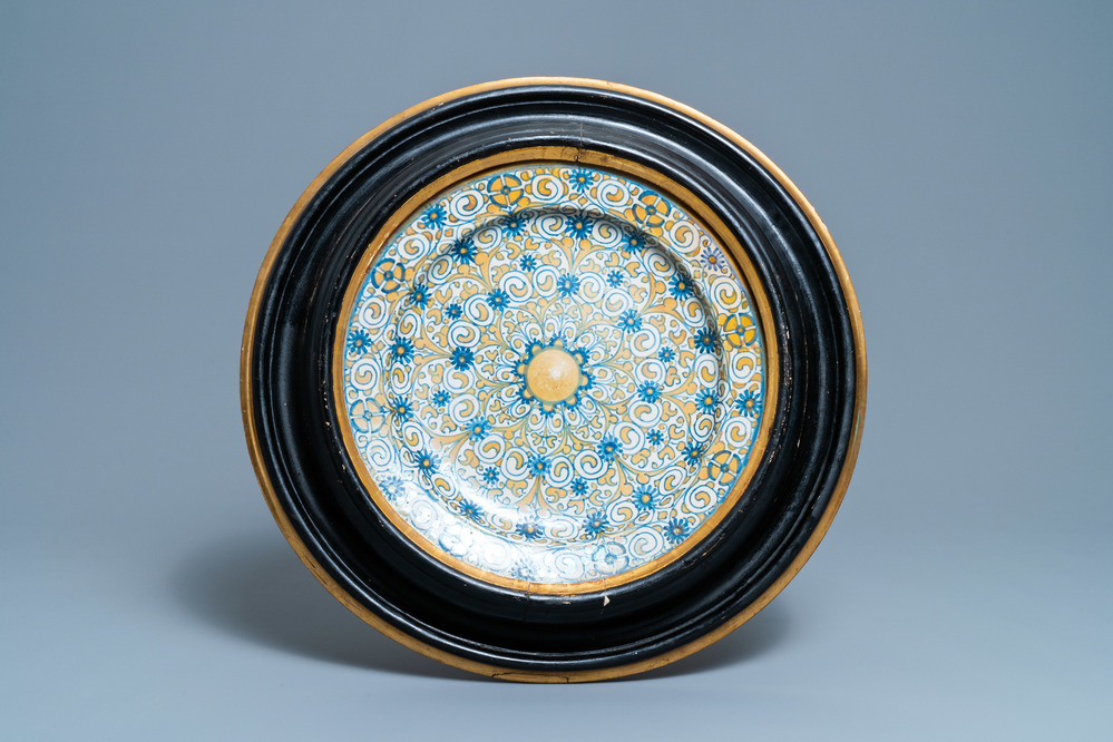 Een polychrome Italiaanse majolica schotel met lusterglazuur, Deruta, 2e helft 16e eeuw