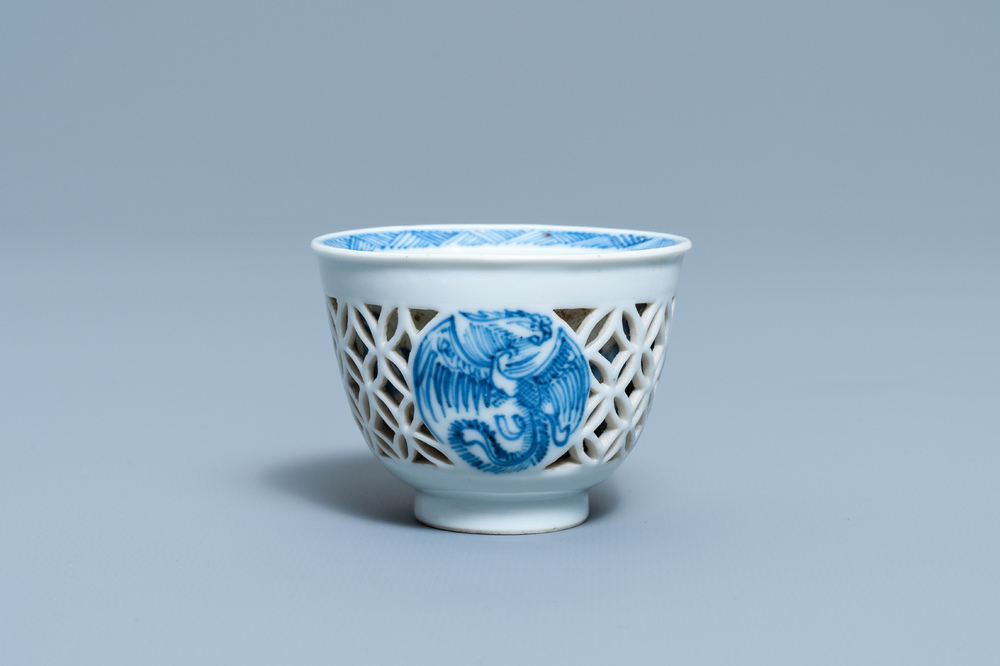 Une tasse &agrave; double paroi ajour&eacute;e en porcelaine de Chine en bleu et blanc, &eacute;poque Transition