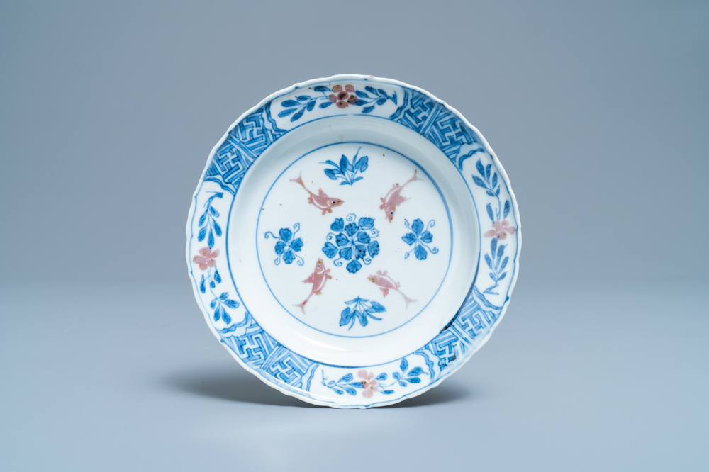 Une coupe en porcelaine de Chine en bleu, blanc et rouge de cuivre, marque de Chenghua, Kangxi