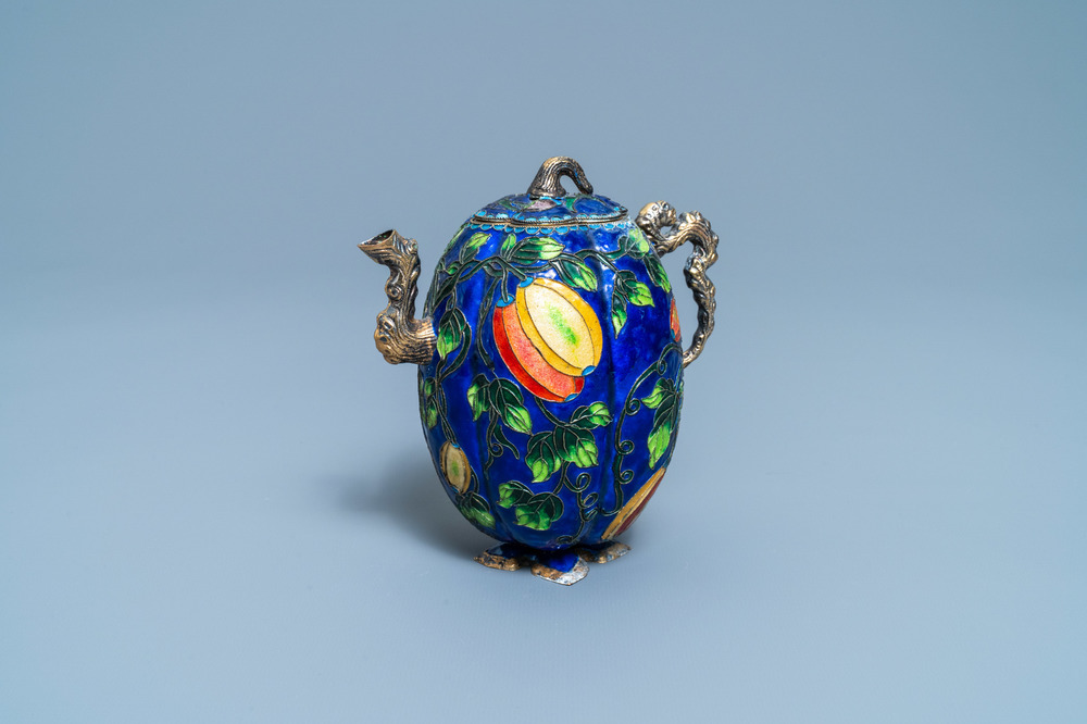 Une th&eacute;i&egrave;re couverte en argent &eacute;maill&eacute; et dor&eacute;, Chine, 19/20&egrave;me