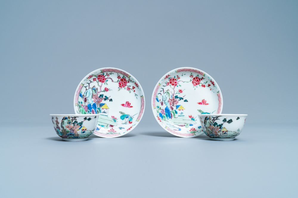 Een paar Chinese famille rose koppen en schotels met landschapsdecor, Yongzheng