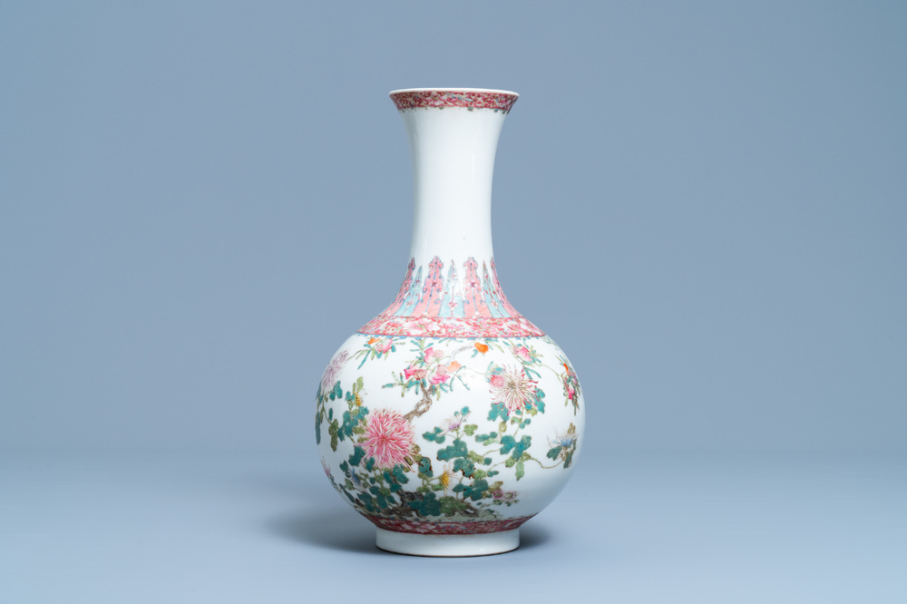 Un vase de forme bouteille en porcelaine de Chine famille rose, marque de Hongxian, R&eacute;publique