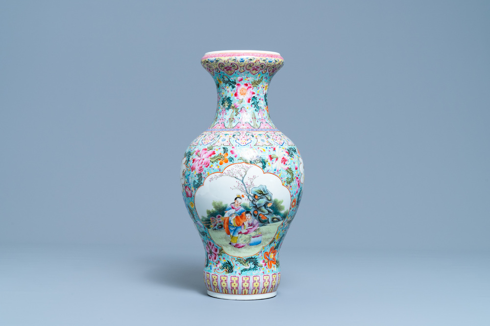 Un vase en porcelaine de Chine famille rose, marque de Qianlong, R&eacute;publique