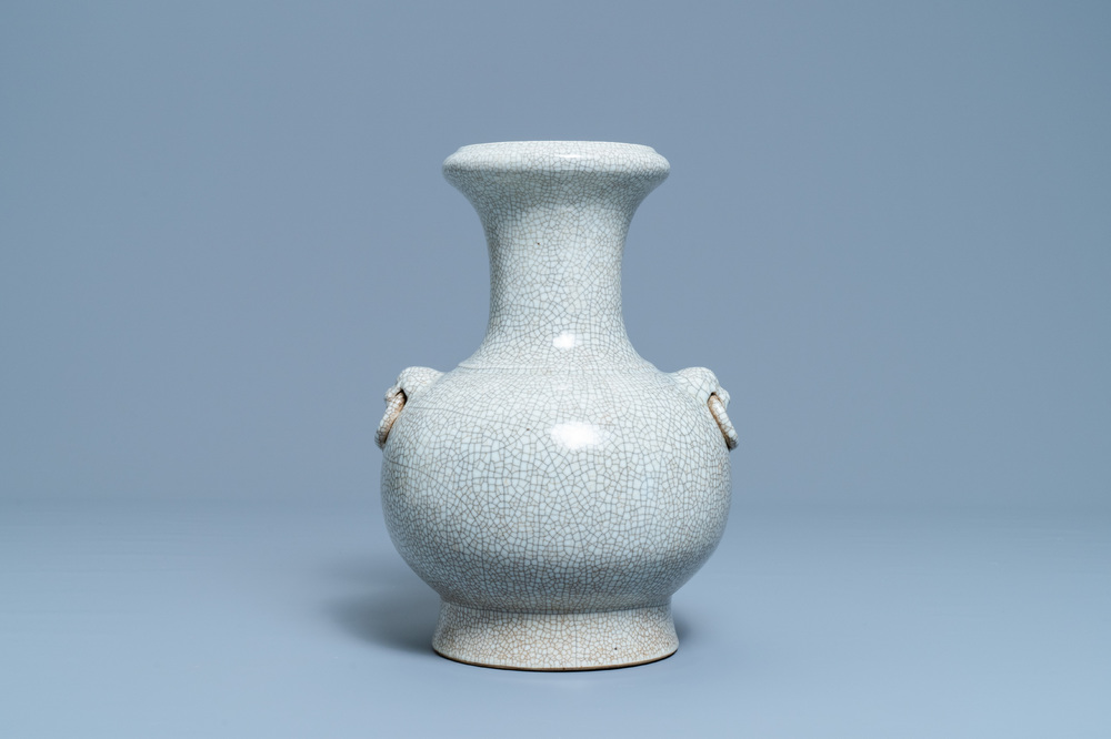 Un vase de forme 'hu' en porcelaine de Chine &agrave; fond craquel&eacute;, 20&egrave;me