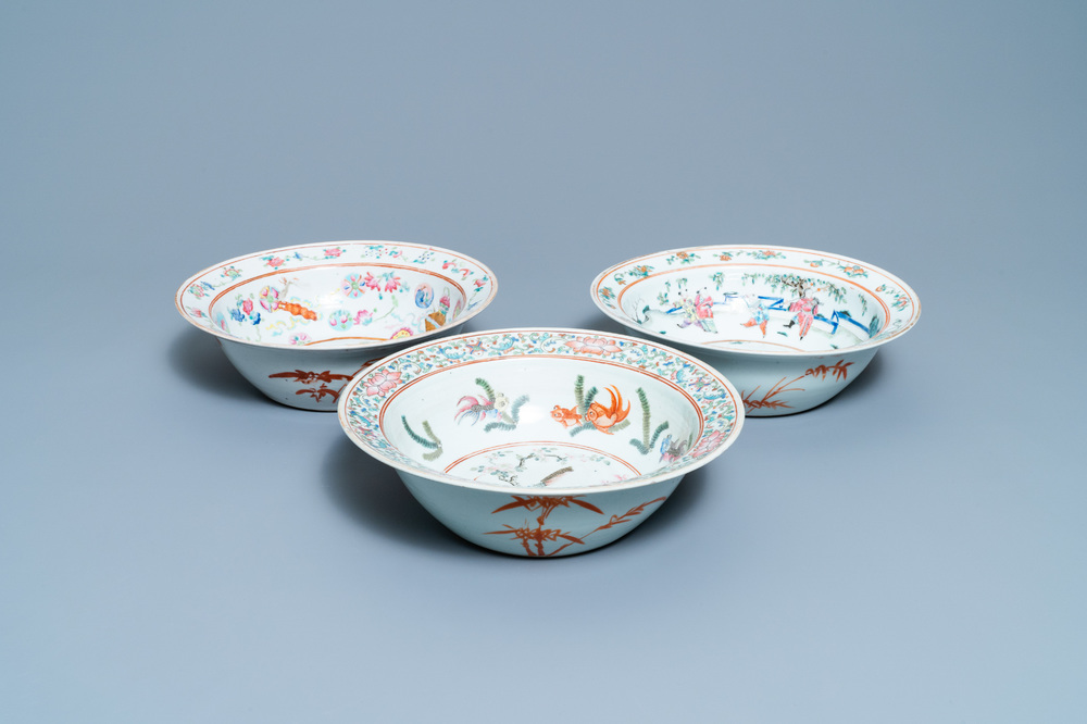 Trois bols en porcelaine de Chine famille rose, 19&egrave;me