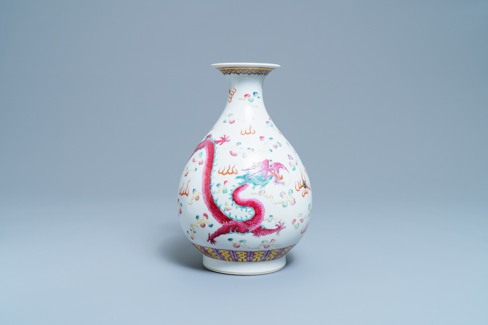 Un vase de forme 'yuhuchunping' en porcelaine de Chine famille rose, marque et &eacute;poque de Daoguang
