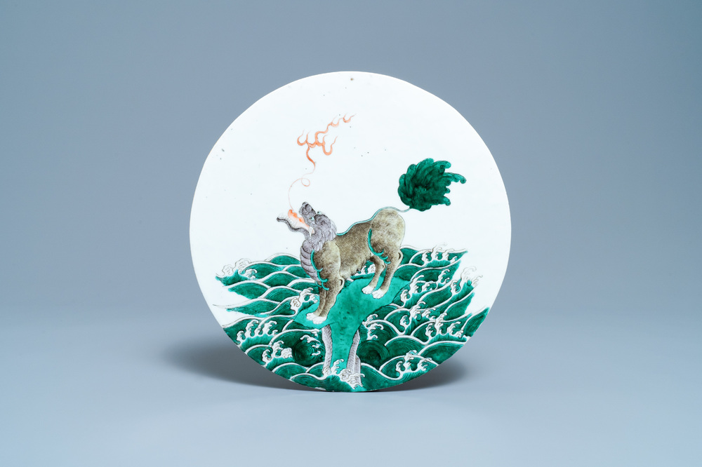 Een ronde Chinese famille verte plaquette met een kylin, 19e eeuw