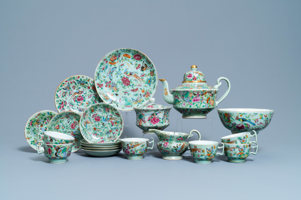 Een Chinees Canton famille rose theeservies met celadon fondkleur, 19e eeuw