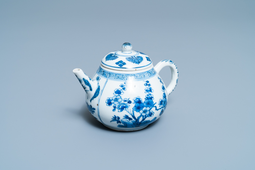 Une th&eacute;i&egrave;re couverte en porcelaine de Chine en bleu et blanc, Kangxi