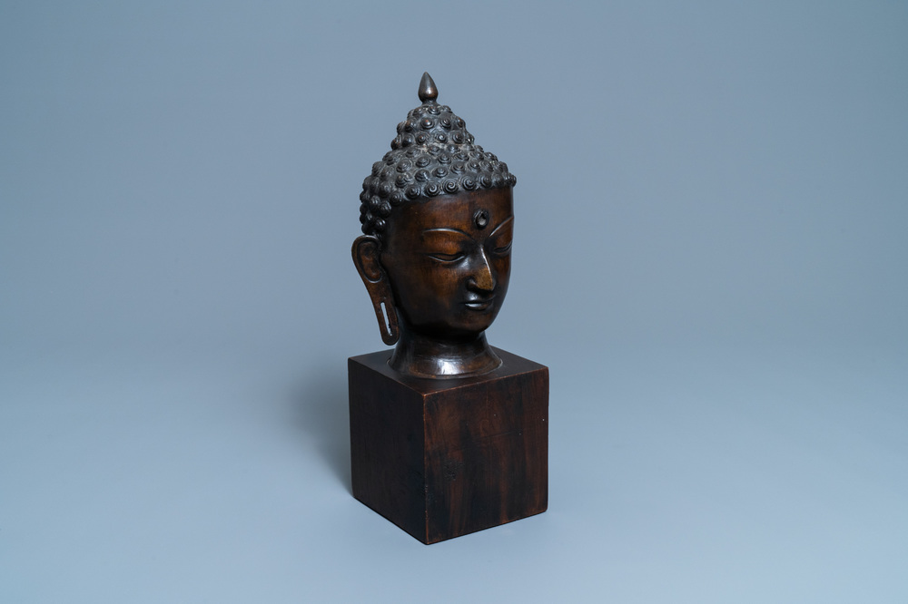 Une grande t&ecirc;te de Bouddha en bronze, Tha&iuml;lande, 18/19&egrave;me