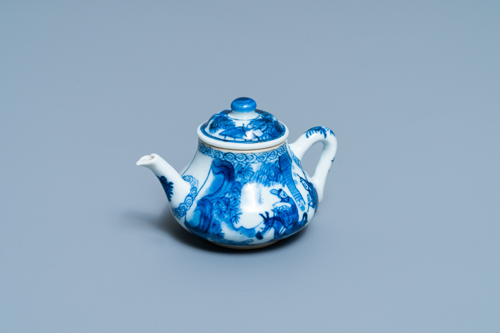 Une th&eacute;i&egrave;re couverte en porcelaine de Chine en bleu et blanc, Kangxi
