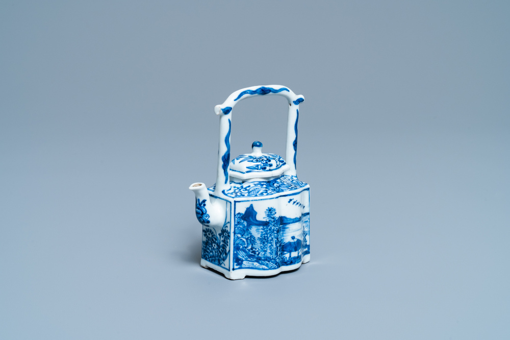 Une th&eacute;i&egrave;re couverte en porcelaine de Chine en bleu et blanc, Kangxi