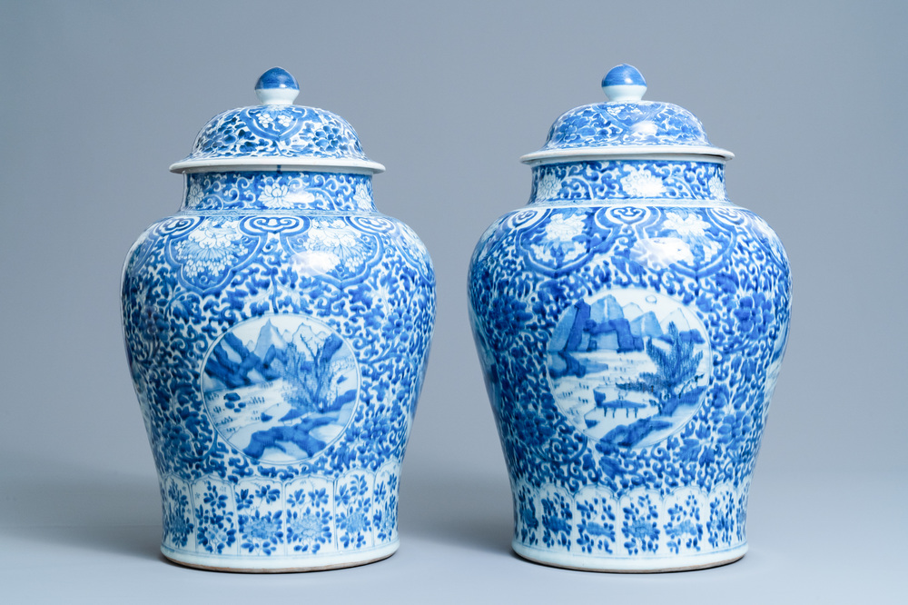Une paire de vases couverts en porcelaine de Chine en bleu et blanc, Kangxi