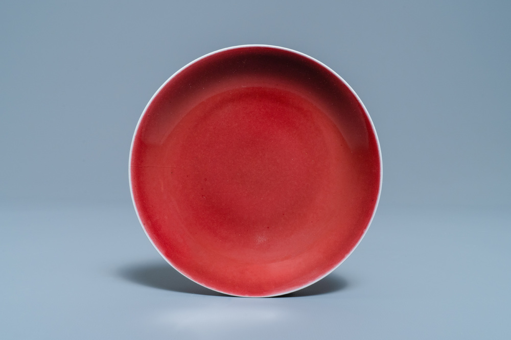 Une assiette en porcelaine de Chine langyao monochrome, marque et &eacute;poque de Qianlong