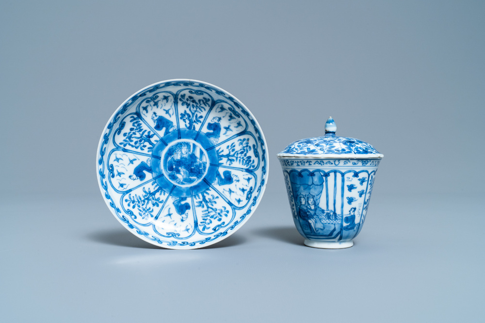 Une tasse couverte et soucoupe en porcelaine de Chine en bleu et blanc pour le march&eacute; fran&ccedil;ais, Kangxi