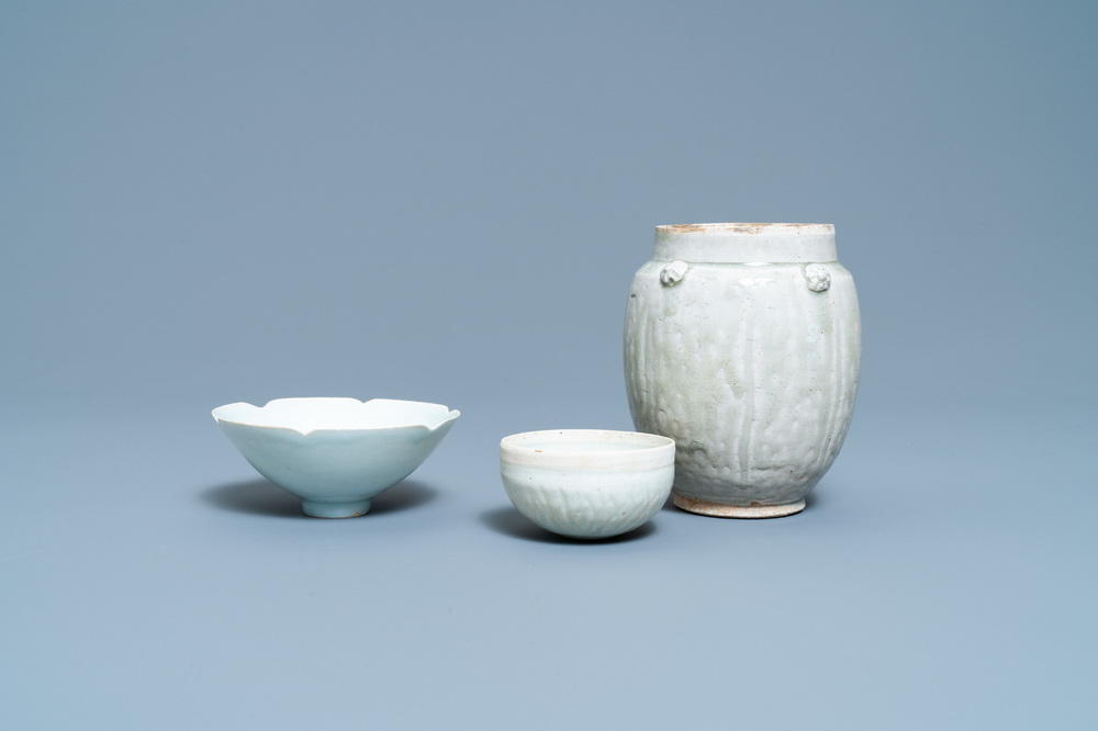 Deux bols et une jarre en porcelaine de Chine de type qingbai, Song