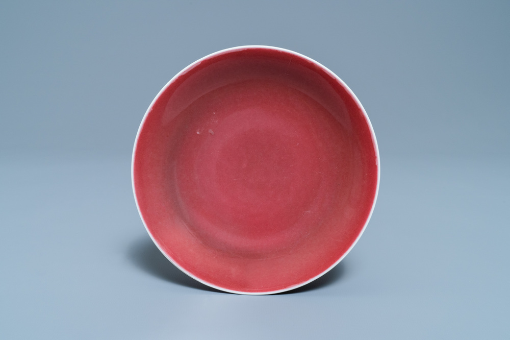Een Chinees monochroom koperrood bord, Qianlong merk en periode