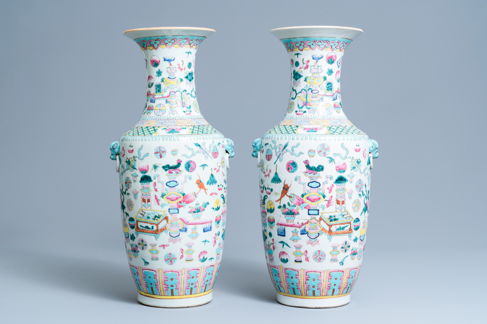 Een paar Chinese famille rose vazen met decor van antiquiteiten, 19e eeuw