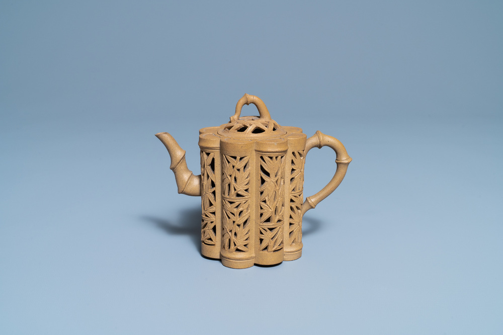 Een Chinese opengewerkte Yixing steengoed theepot met deksel, Kangxi