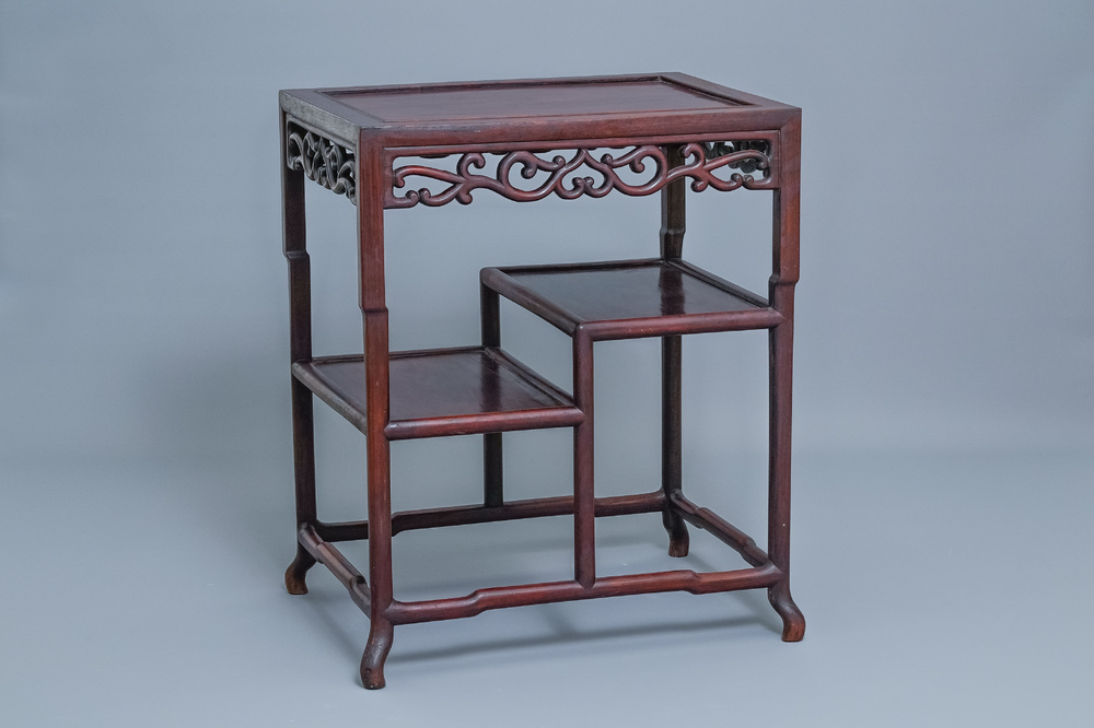 Een Chinese houten &eacute;tag&egrave;re, 19e eeuw