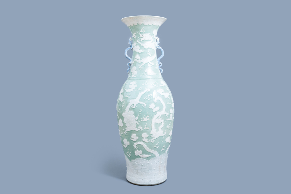 Un vase de taille exceptionelle en porcelaine de Chine &agrave; fond c&eacute;ladon, 19&egrave;me