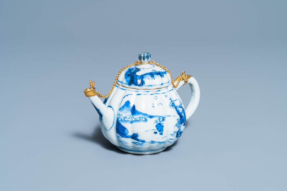 Une th&eacute;i&egrave;re couverte en porcelaine de Chine en bleu et blanc &agrave; monture dor&eacute;e, Kangxi