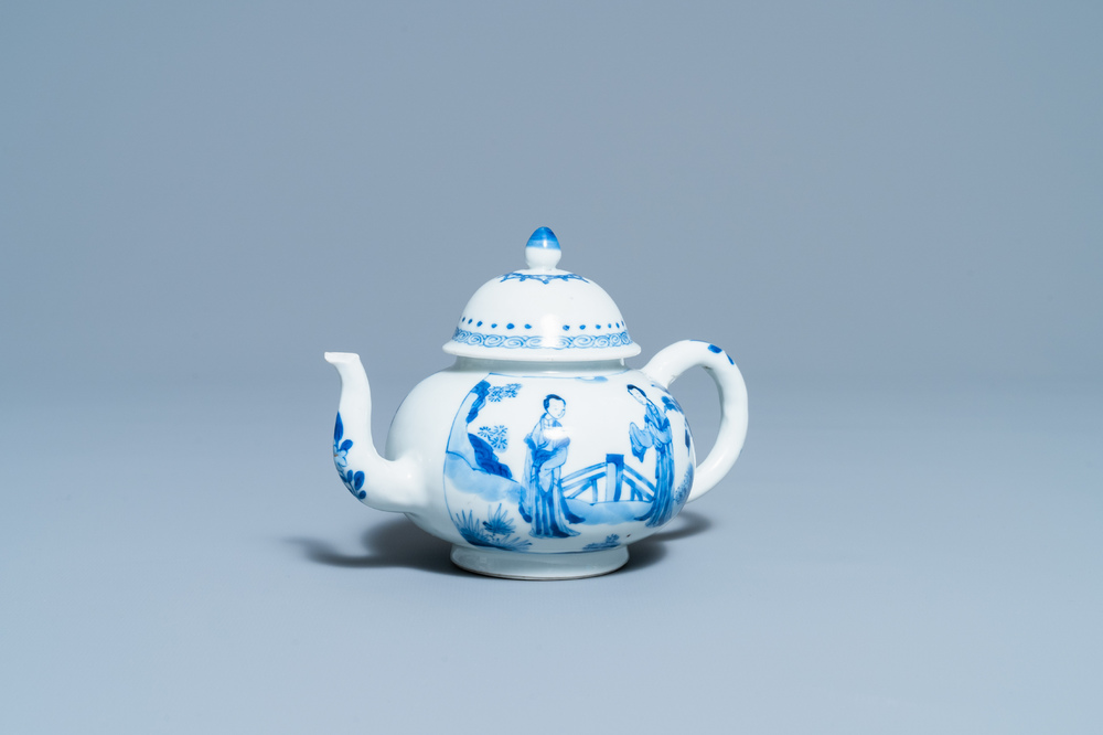 Une th&eacute;i&egrave;re couverte en porcelaine de Chine en bleu et blanc, marque de Jiajing, Kangxi