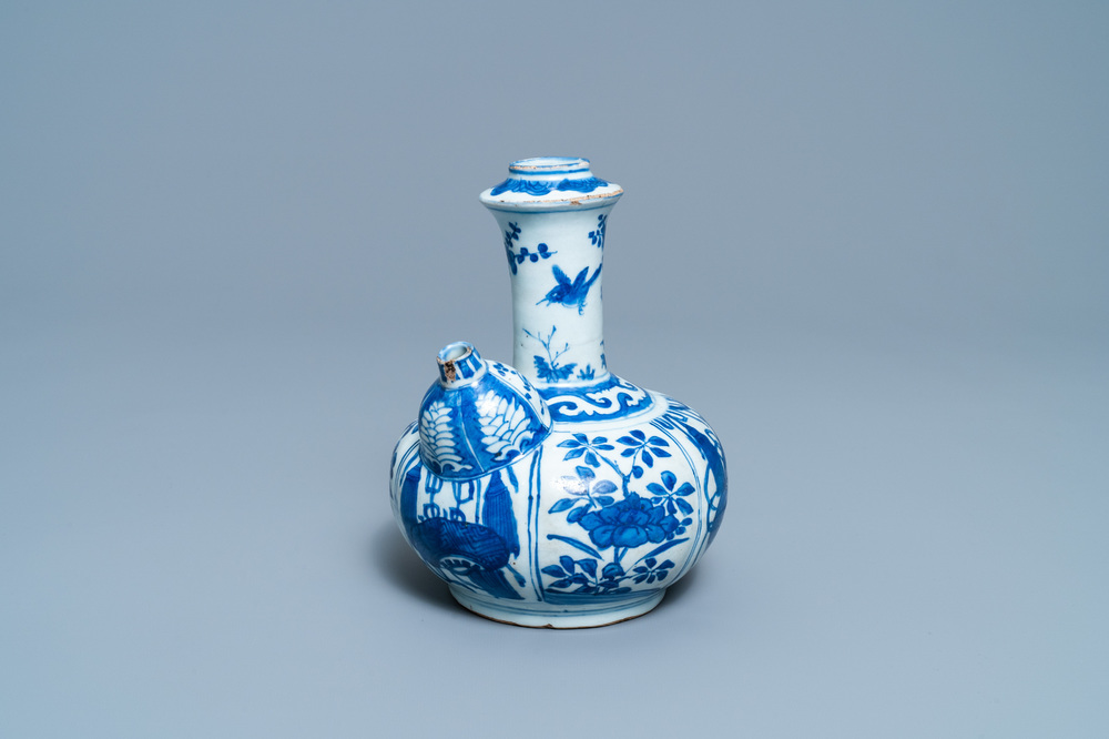 Un kendi en porcelaine de Chine en bleu et blanc, Wanli