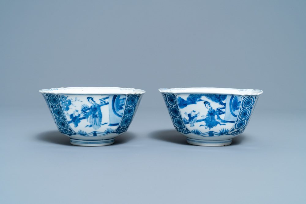 Twee Chinese blauw-witte kommen, Chenghua merk, Kangxi