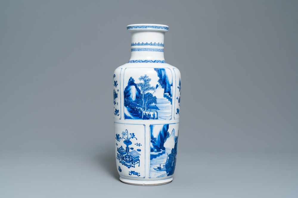Un vase de forme rouleau en porcelaine de Chine en bleu et blanc, Kangxi