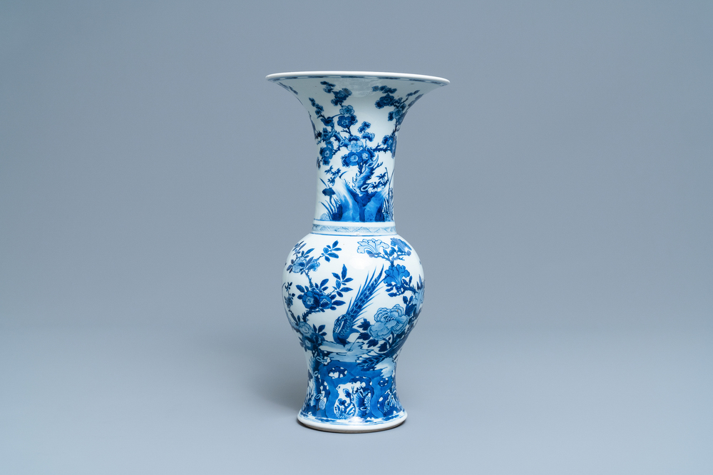 Un vase de forme yenyen en porcelaine de Chine en bleu et blanc, Kangxi