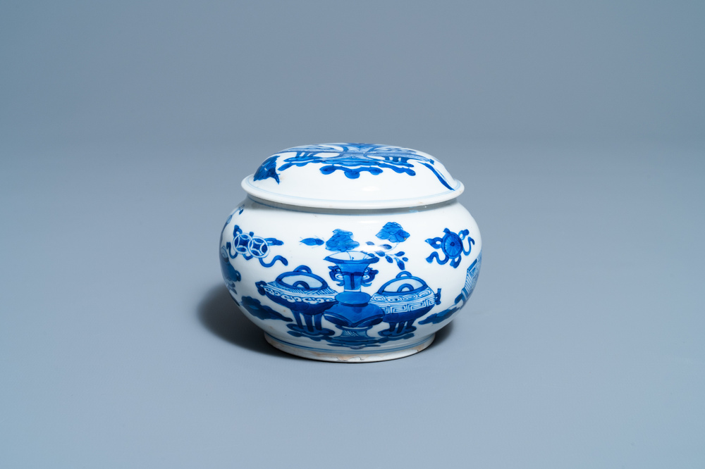 Un br&ucirc;le-parfum couvert en porcelaine de Chine en bleu et blanc, Kangxi