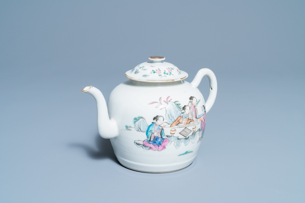 Een Chinese famille rose theepot met deksel, Guangxu merk en periode