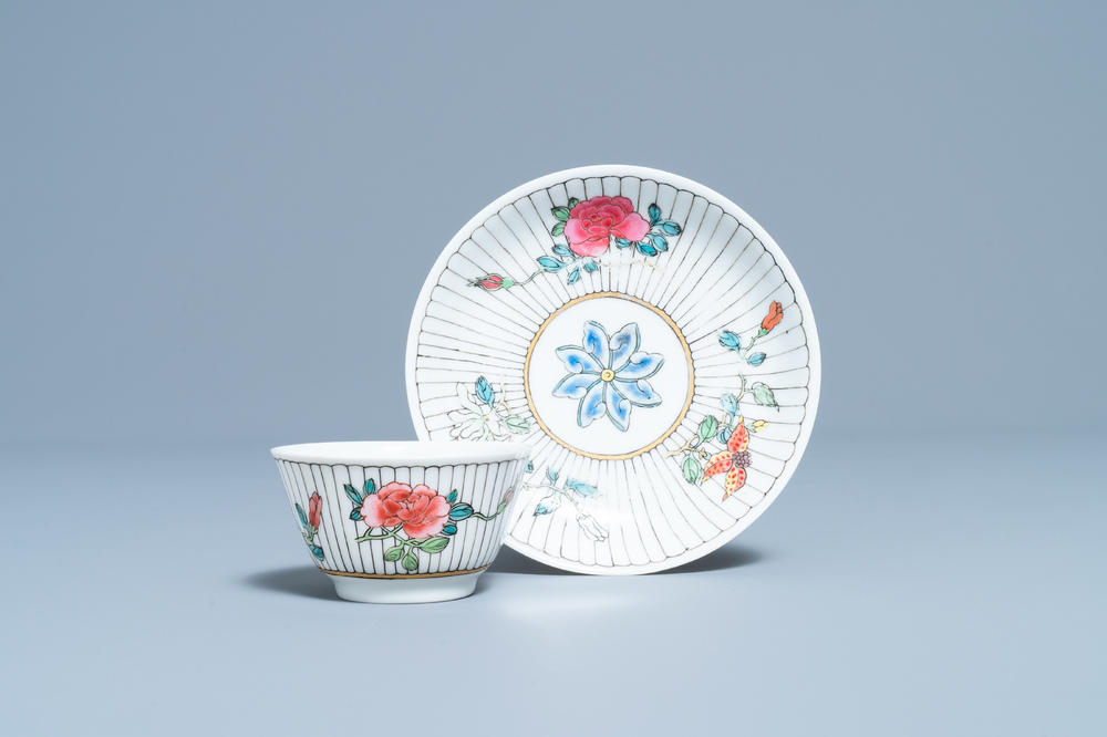 Een Chinese famille rose kop en schotel met floraal decor, Yongzheng