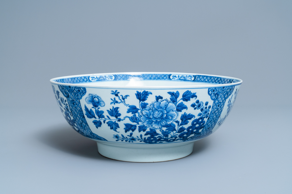 Een grote Chinese blauw-witte kom met florale vakverdeling, Qianlong