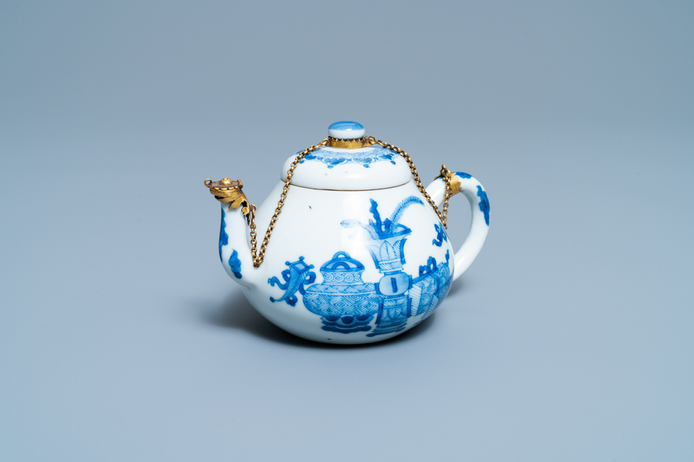 Une th&eacute;i&egrave;re couverte en porcelaine de Chine en bleu et blanc &agrave; monture dor&eacute;e, marque de Jiajing, Kangxi