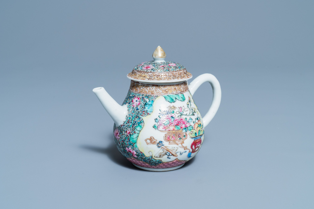 Une th&eacute;i&egrave;re couverte en porcelaine de Chine famille rose, Yongzheng