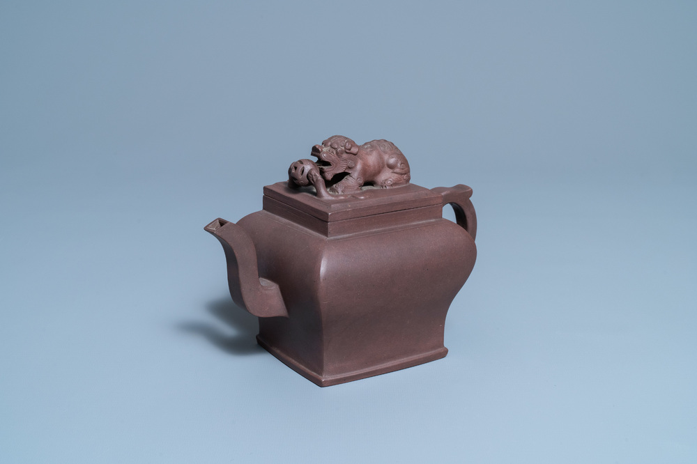 Een grote Chinese Yixing steengoed theepot met deksel, Kangxi