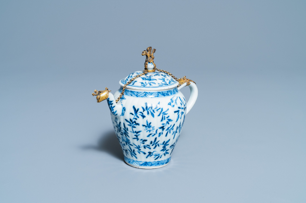 Une th&eacute;i&egrave;re couverte en porcelaine de Chine en bleu et blanc &agrave; monture dor&eacute;e, Kangxi