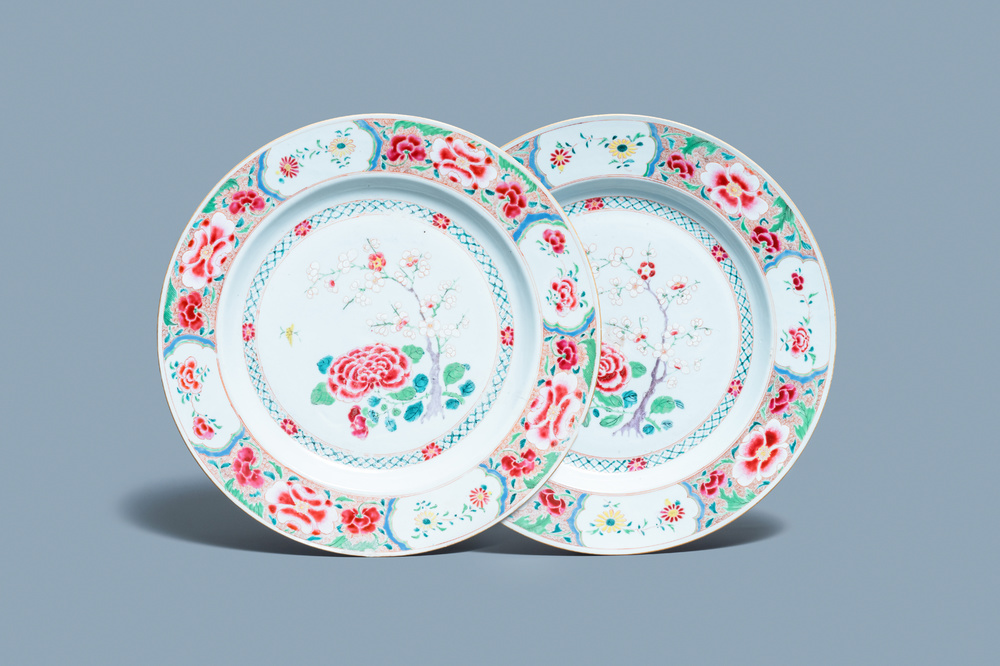 Une paire de grands plats en porcelaine de Chine famille rose, Yongzheng/Qianlong