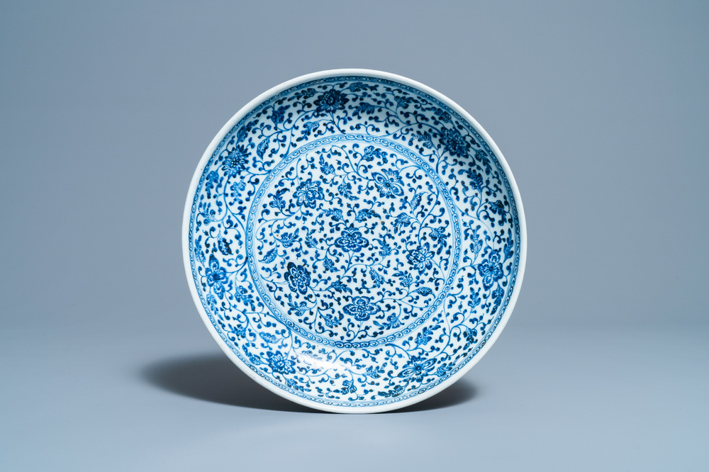Un plat en porcelaine de Chine en bleu et blanc &agrave; d&eacute;cor de rinceaux floraux de style Ming, Qianlong