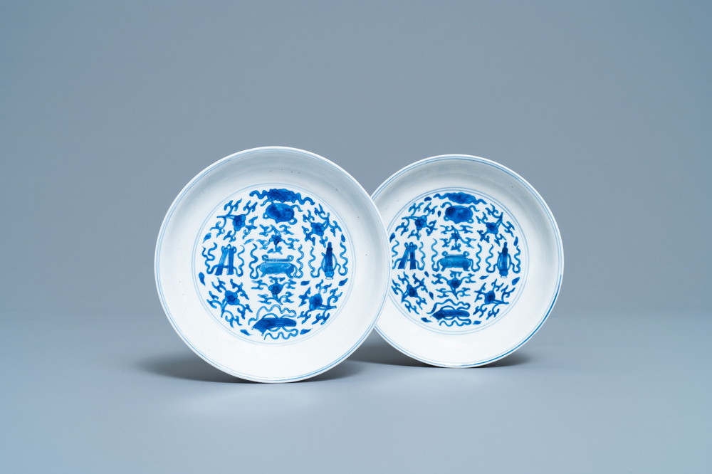 Une paire de coupes en porcelaine de Chine en bleu et blanc, marque et &eacute;poque de Kangxi