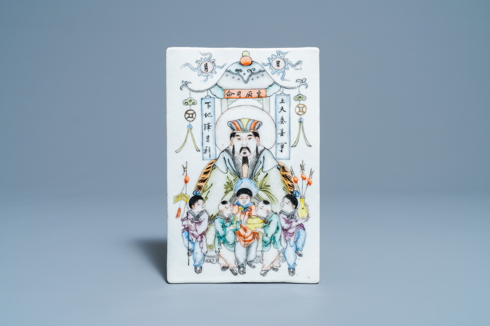 Une plaque en porcelaine de Chine qianjiang cai, marque de sceau, 19/20&egrave;me