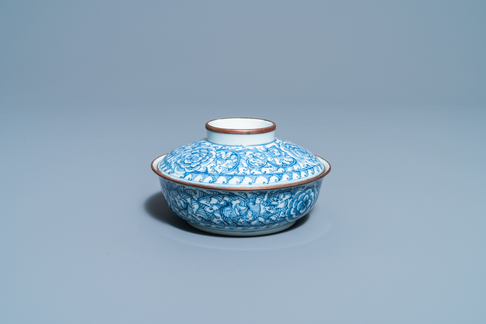 A Chinese blue and white Vietnamese market 'Bleu de Hue' bowl and cover, 19th C.