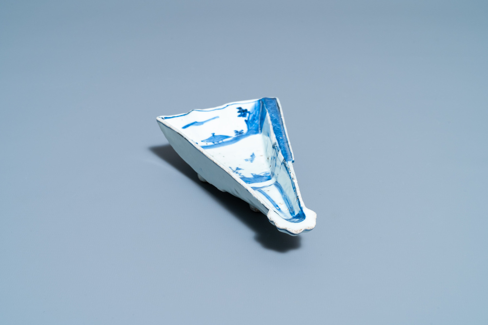 A Chinese blue and white ko-sometsuke 'fan' dish for the Japanese market, Tianqi/Chongzhen