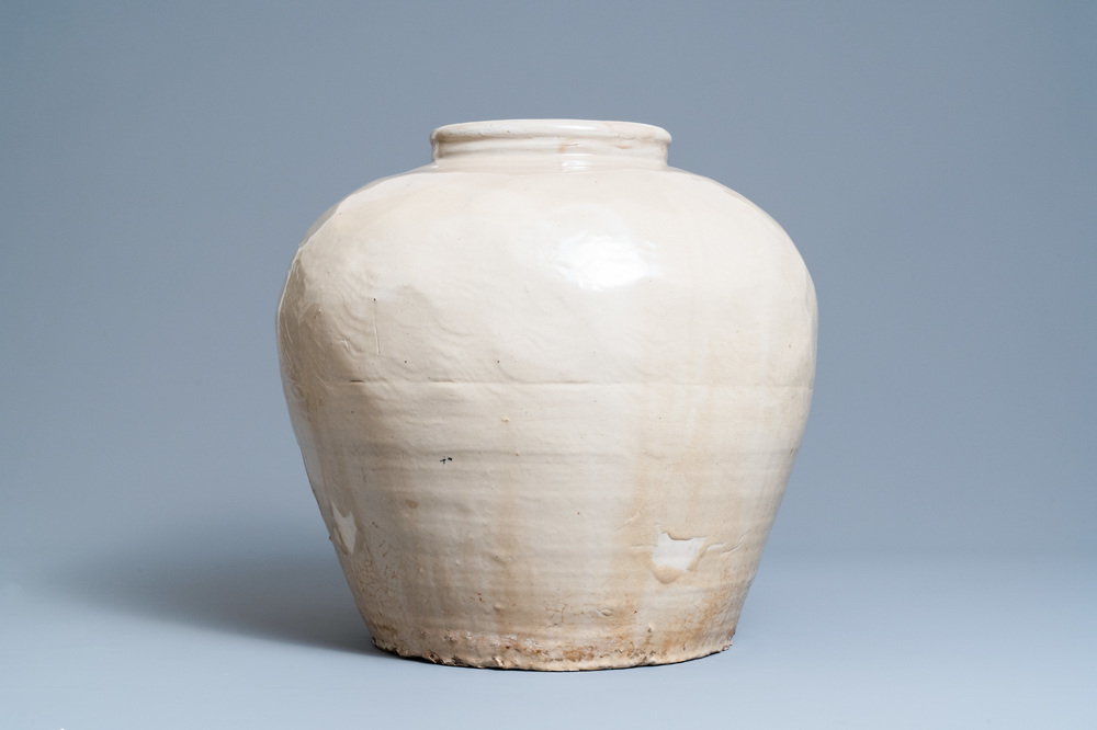 Een grote Chinese monochrome bolle vaas met cr&egrave;mekleurig glazuur, 18/19e eeuw