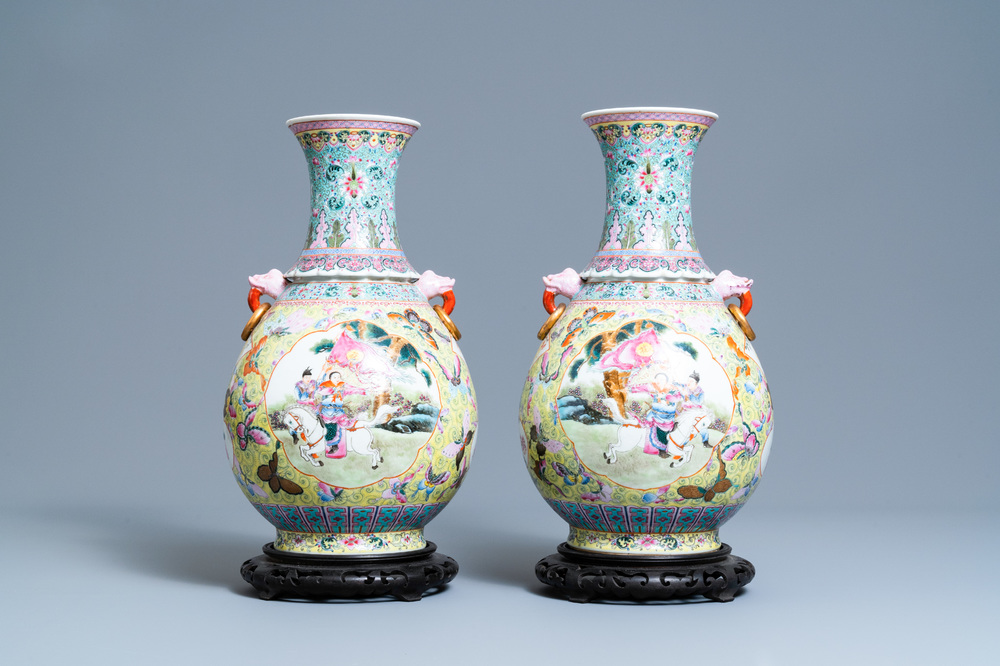 Une paire de vases en porcelaine de Chine famille rose, marque de Qianlong, R&eacute;publique