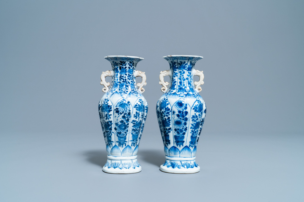 Een paar Chinese blauw-witte vazen met floraal decor, Kangxi