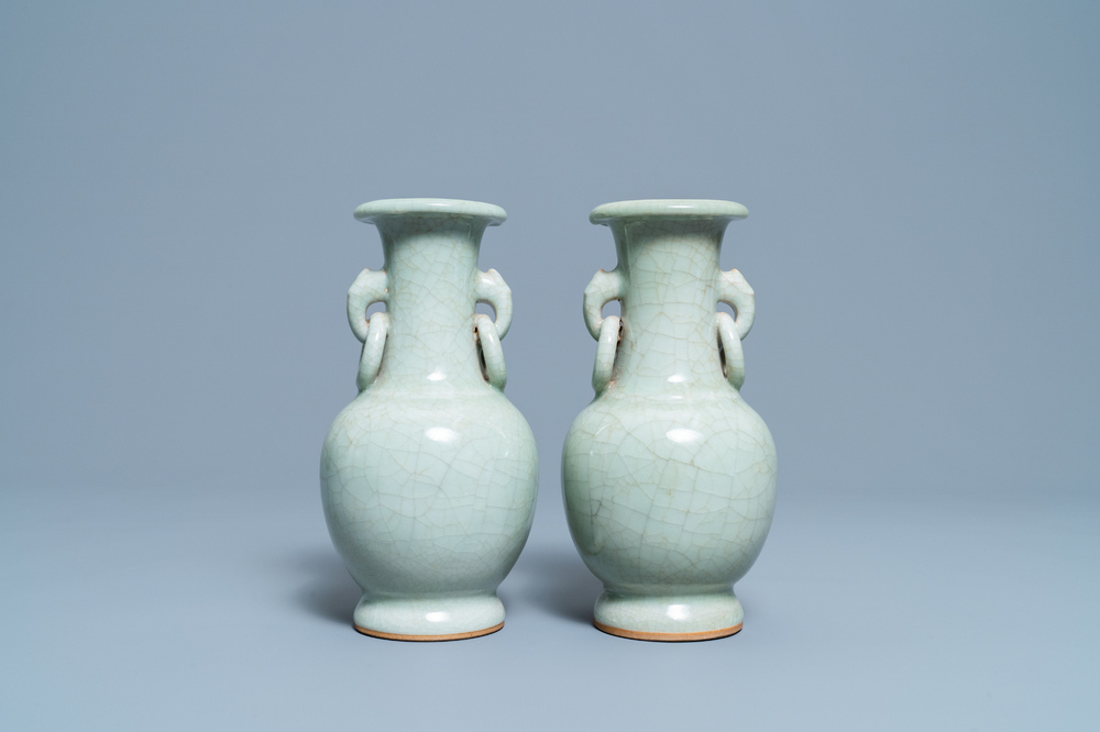 Une paire de vases en porcelaine de Chine c&eacute;ladon monochrome &agrave; fond craquel&eacute;, 19&egrave;me