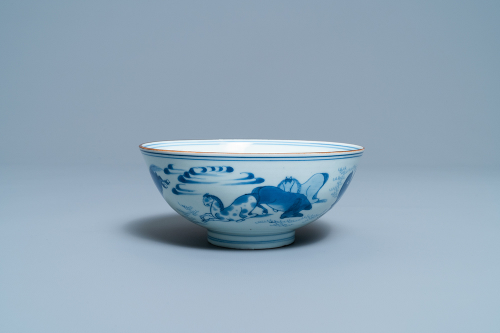 Een Chinese blauw-witte kom met de 'Acht paarden van Mu Wang', Jiajing merk, Kangxi